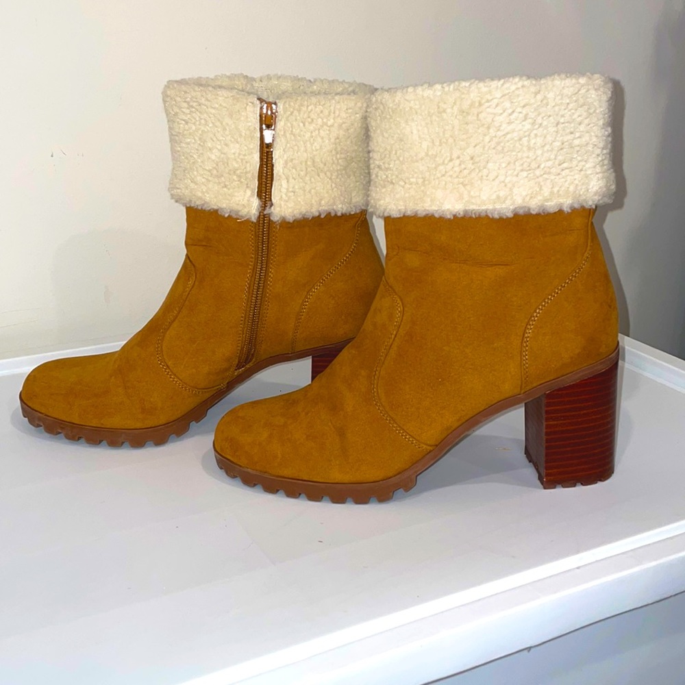 Ladies suede boots with fur around top. Size 8.5. In good condition. Crown & Ivy
